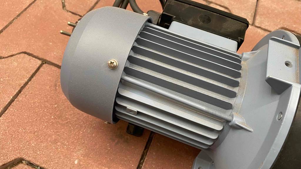 Getestete Gartenpumpe liegt auf steinigem Boden
