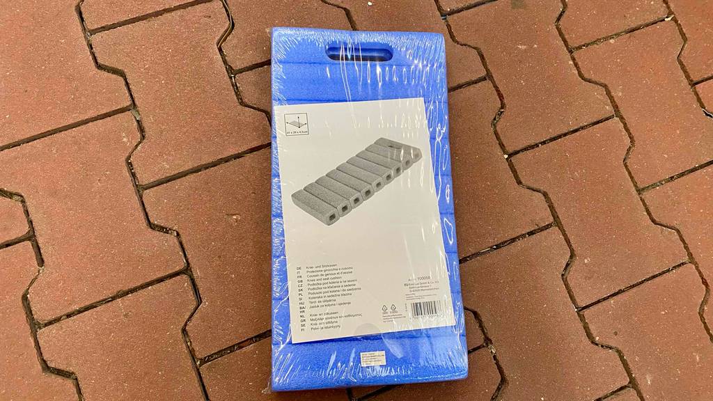 Im Test: Auf einem Steinboden liegt ein verapacktes Kniekissen (Garten).