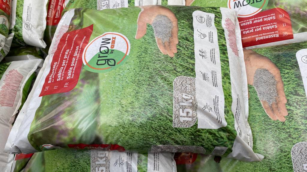 Rasenerde getestet: Eine Packung liegt horizontal auf mehreren anderen Packungen