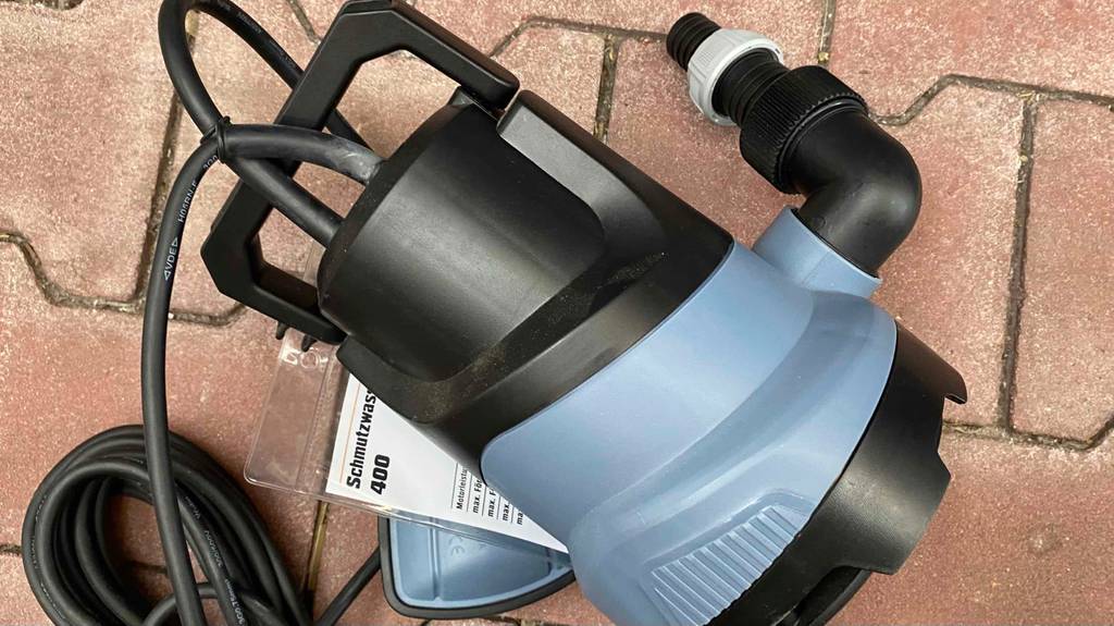 Tauchpumpe im Test: Tauchpumpe liegend auf steiniger Fläche