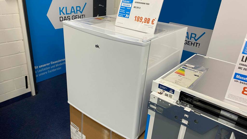 Im Test: Ein Mini-Gefrierschrank schräg von vorne auf einem Karton stehend.