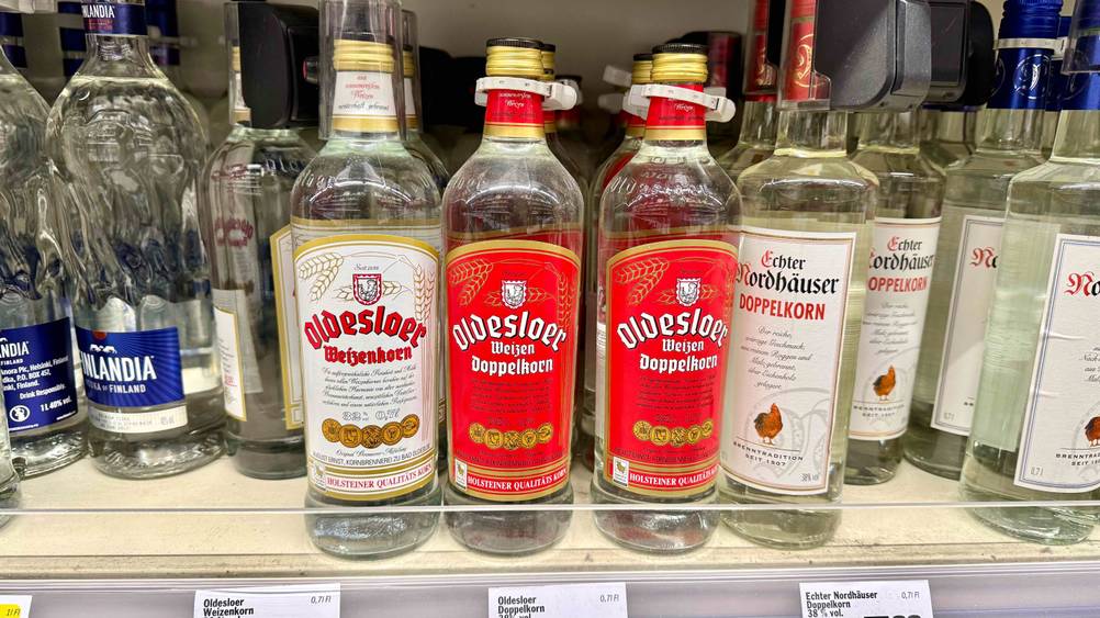 Doppelkorn-Test: Mehrere Flaschen des Doppelkorns stehen in einem Regal neben anderen alkoholischen Getränken.