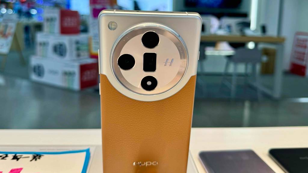 Handykamera eines getesteten Oppo-Handys mit braunem Design im Fokus.