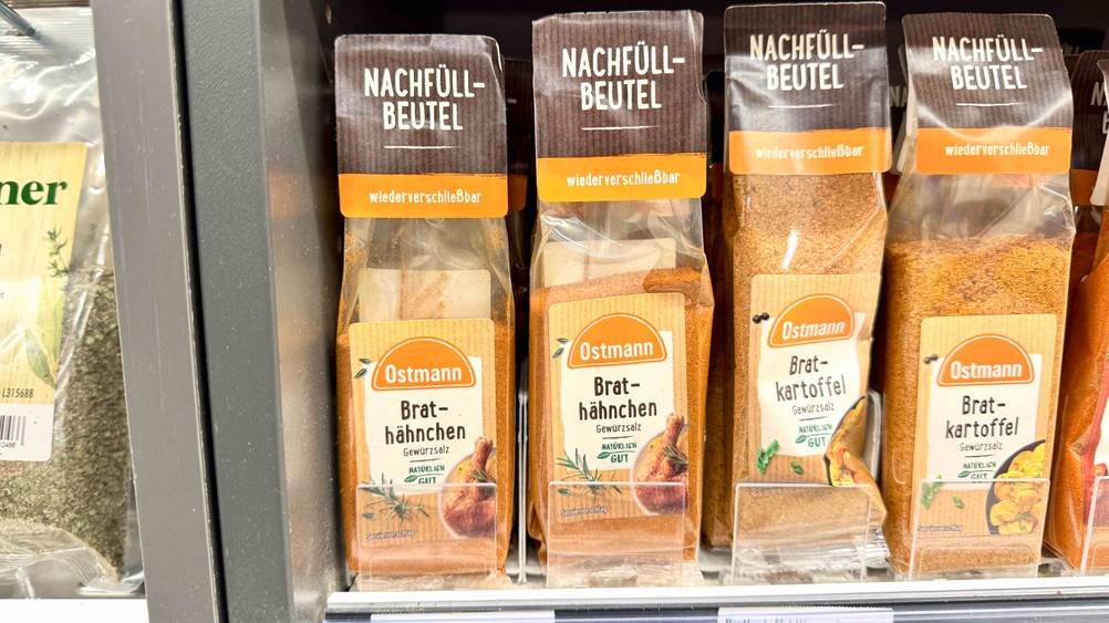 Hähnchengewürz-Test: Mehrere Gewürze stehen in einem Regal.