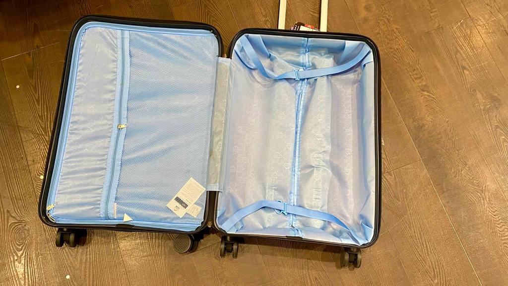 Aufnahme des Innenraums eines getesteten Hartschalen-Koffers.