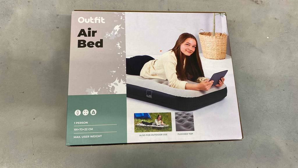 Im Test: Ein verpacktes Luftbett von oben auf einer grauen Fläche.