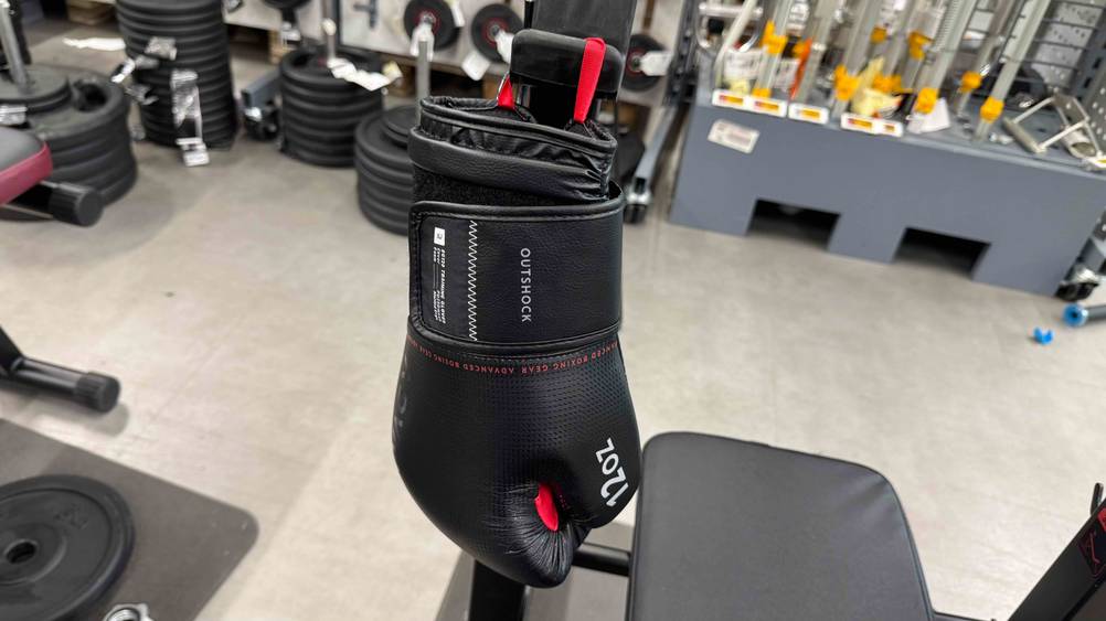 Der getestete Boxhandschuh in 12 oz hängt auf einem Haken.