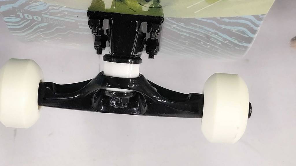 Skateboard getestet: Nahafnahme der Rollen.