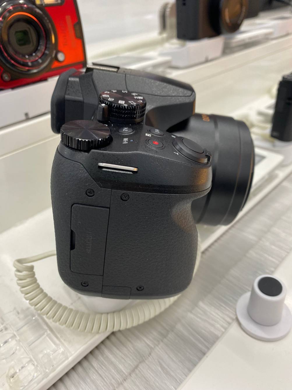 MFT-Kamera im Test: eine schwarze MFT-Kamera von der Seitee ersichtlich.