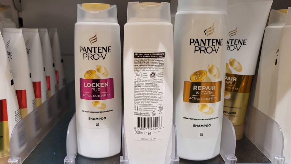 Test: Mehrere Pantene-Shampoos stehen in einem Regal, wobei eines von der Rückseite aus ersichtlich ist.