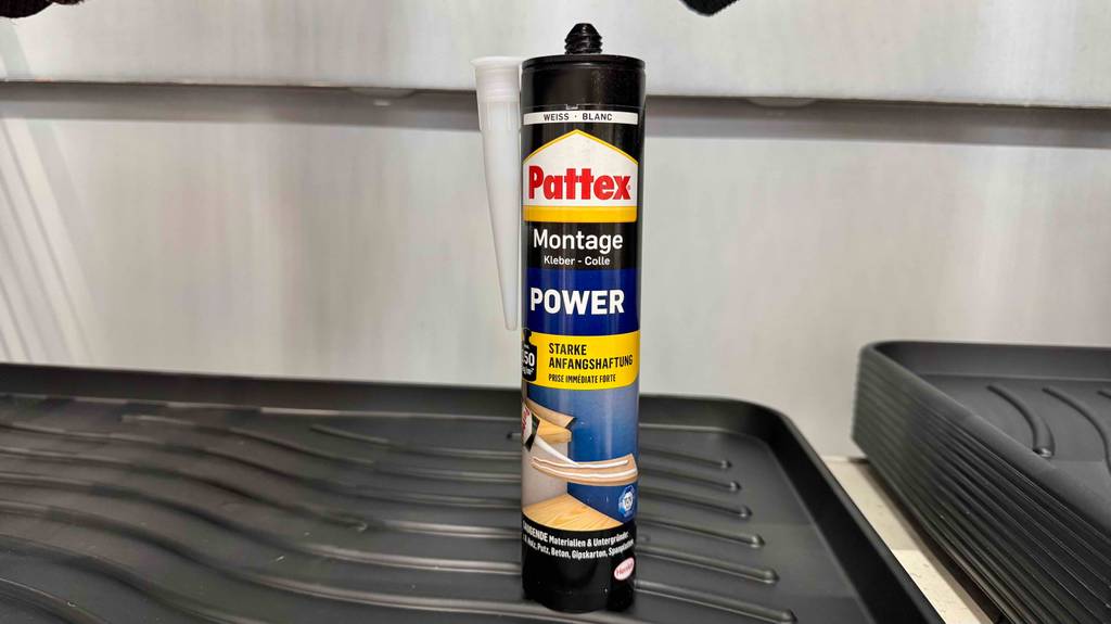 Getesteter Pattex-Kleber mit Tülle im stehenden Zustand.