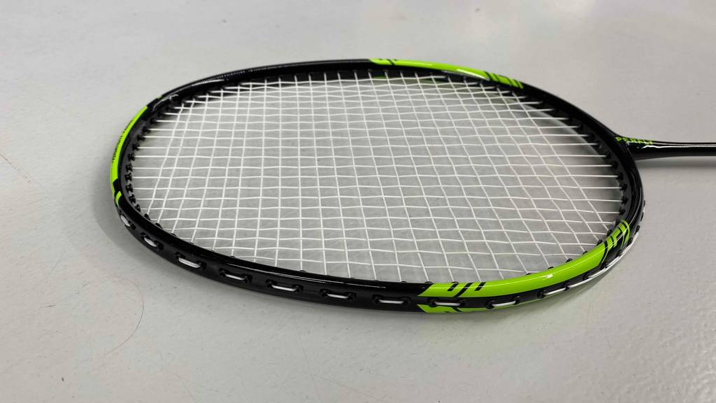 Badmintonschläger im Test: Nahaufnahme Bespannung eines Schlägers