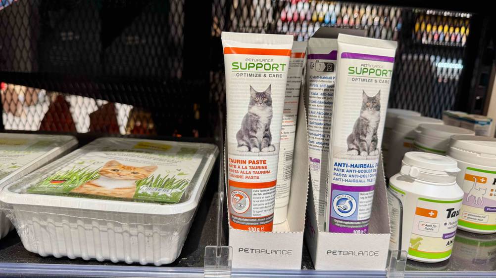 Das getestete Taurin für Katzen steht in einem Regal neben anderen Produkten für Katzen.
