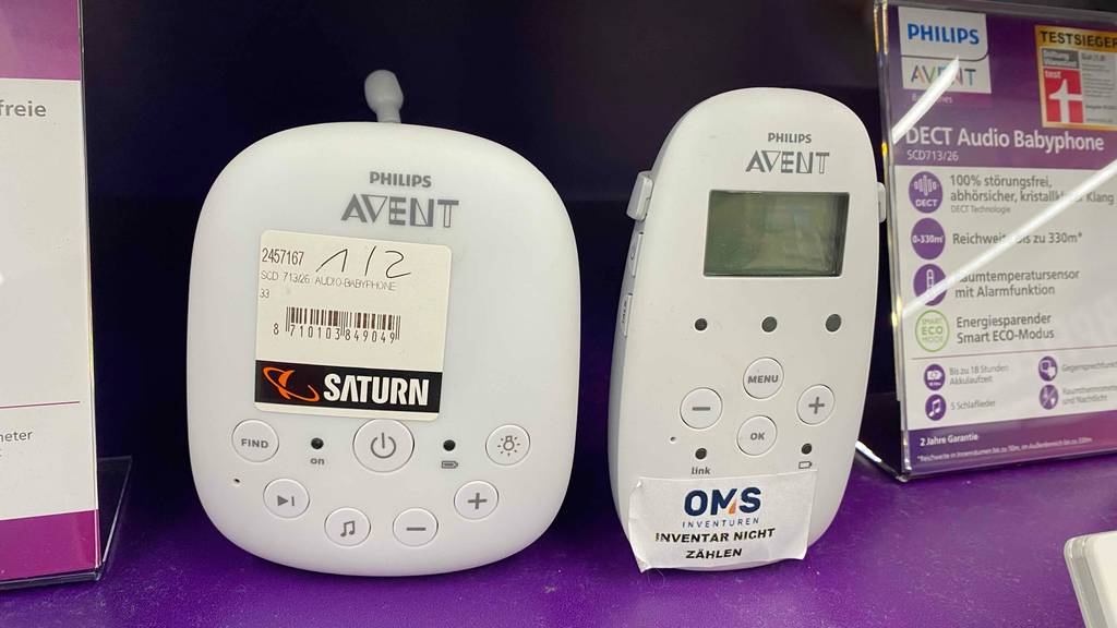 Im Test: Ein Philips-Avent-Babyphone von vorne in einem Regal.