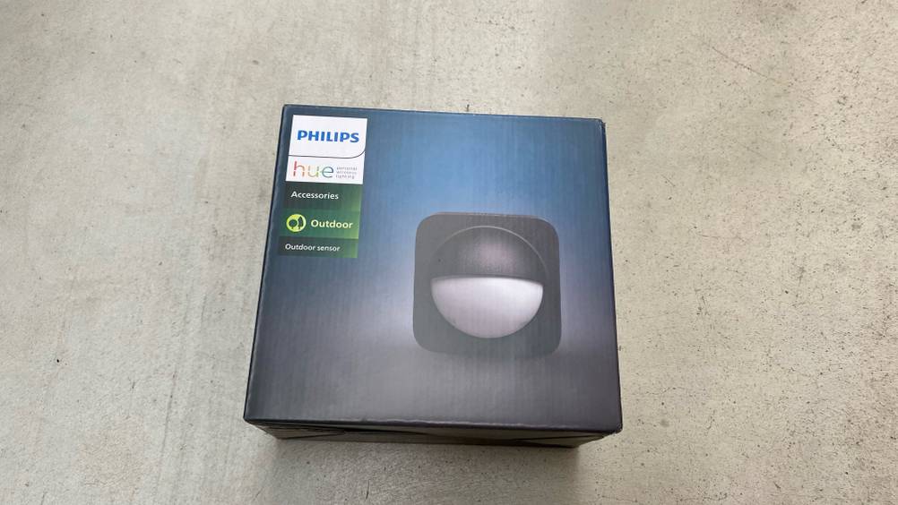 Bewegungsmelder Batterie getestet: Eine Packung liegt auf einem hellen Boden.