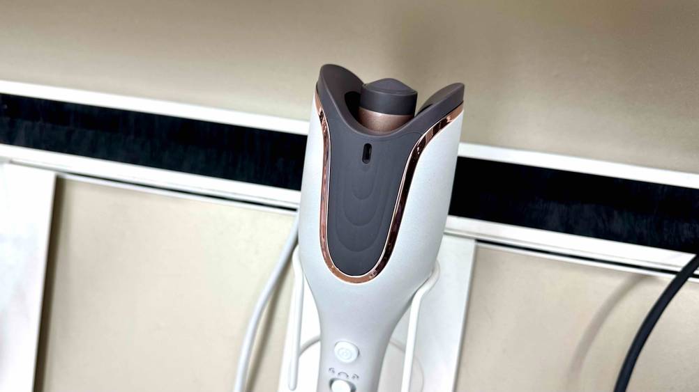 Die Spitze des getesteten Philips-Lockenstabs im Fokus.