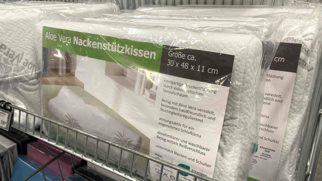Nackenstützkissen-Test: mehrere Nackenstützkissen mit der Größe 30 x 48 x 11 cm sind in einem Regal platziert.