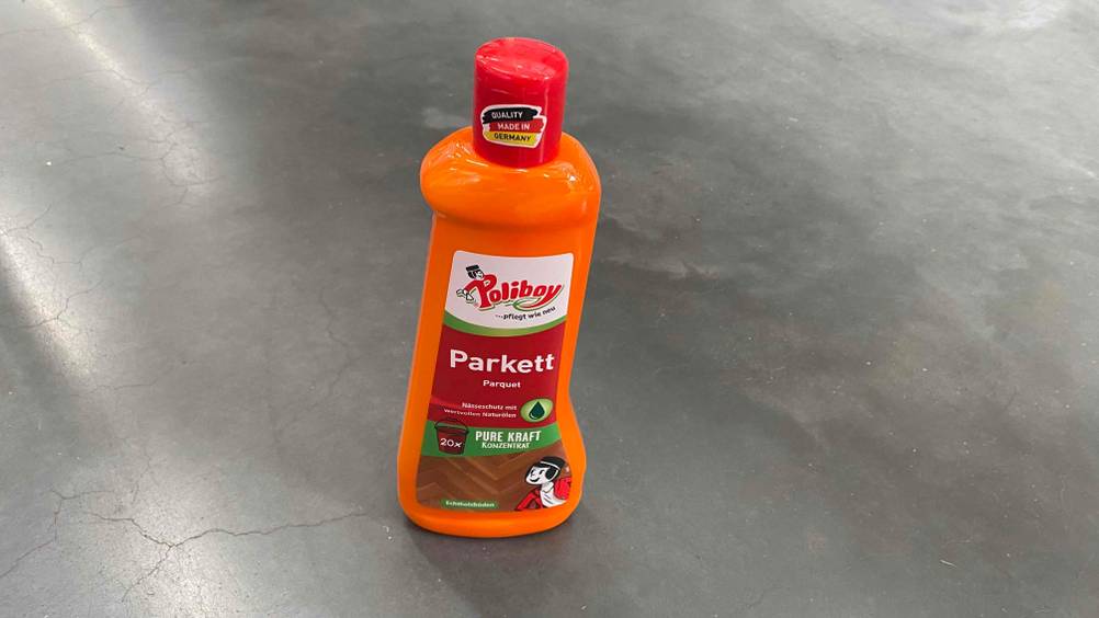 Im Test: Eine Flasche Parkett Konzentrat steht auf einer grauen Fläche