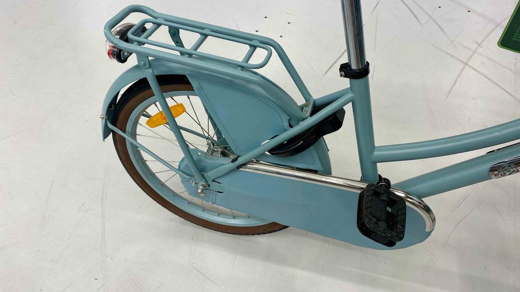 Fahrrad-Test: blaues Fahrrad mit Gepäckträger und Reflektoren am Hinterrad.