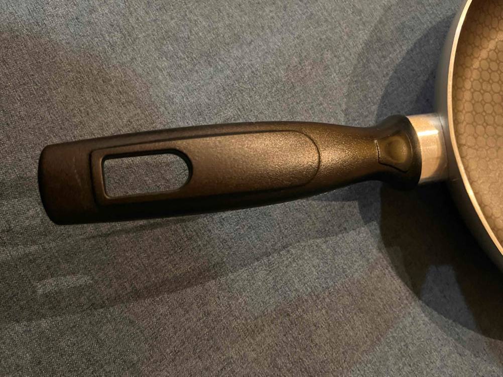 Pfanne 24 cm getestet: Nahaufnahme Stiel