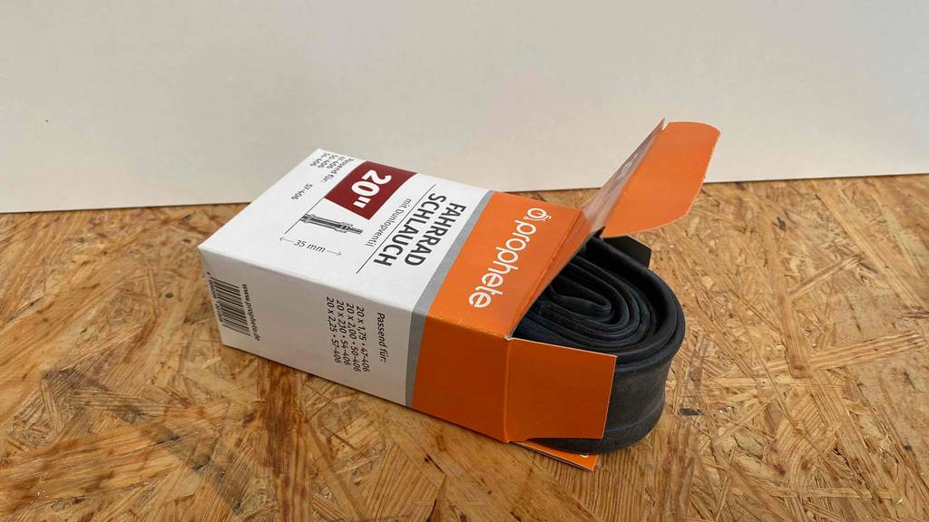 Fahrradschlauc-Test: Fahrradschlauch ragt aus Verpackung etwas heraus.