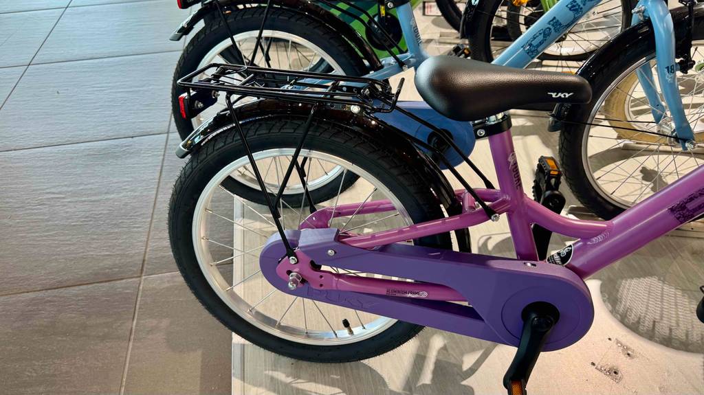 Mädchenfahrrad 18 Zoll im Test: Ansicht des Hinterrads eines pink-violetten Modells.