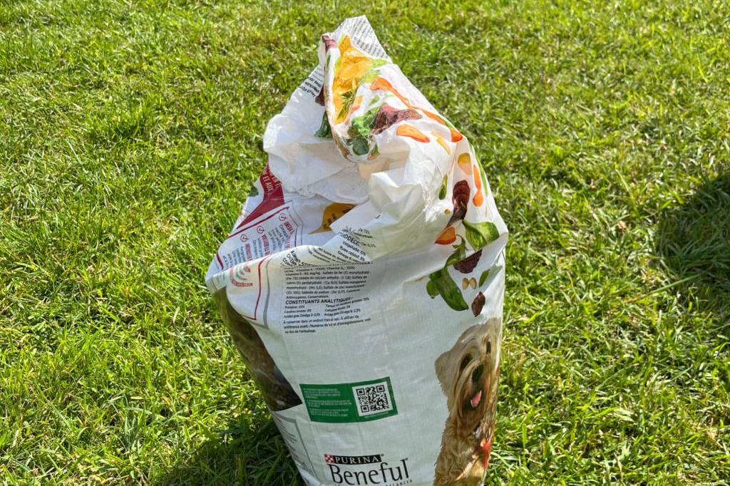 Hundetrockenfutter-Verpackung steht auf Rasen