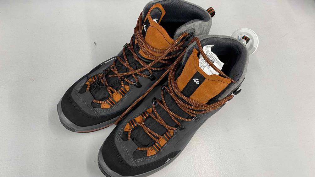 Trekkingschuhe Herren getestet: Zwei Schuhe schräg stehend auf heller Oberfläche
