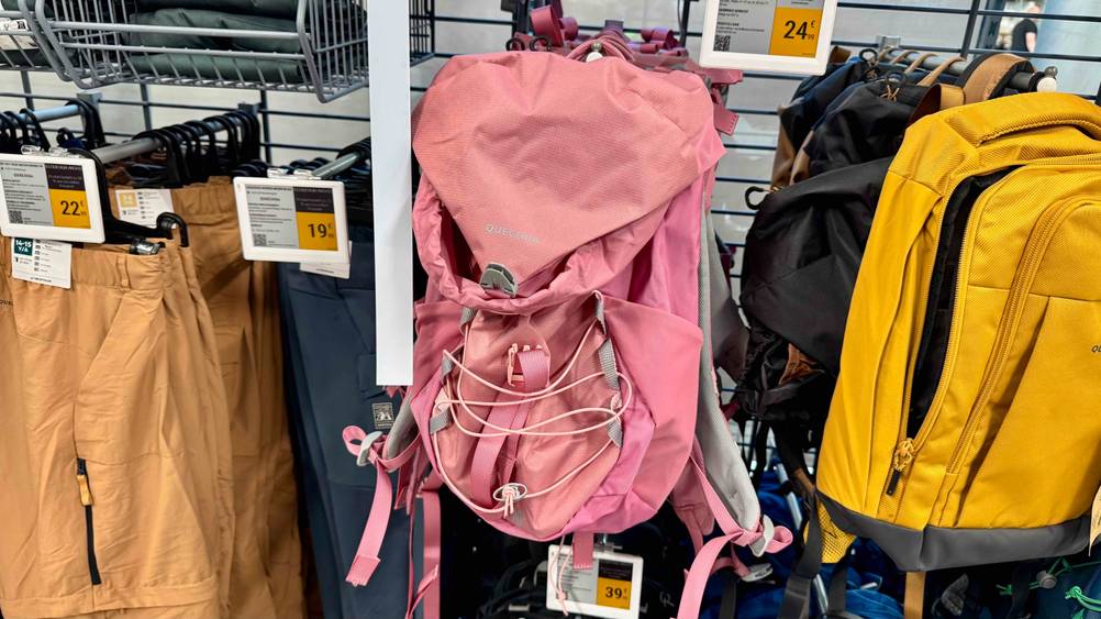 Der getestete Kinder-Wanderrucksack hängt in einem Regal neben anderen Rücksäcken.