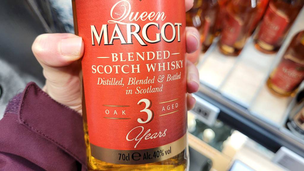 Eine Flasche getesteter Blended-Scotch-Whisky wird in der Hand gehalten.