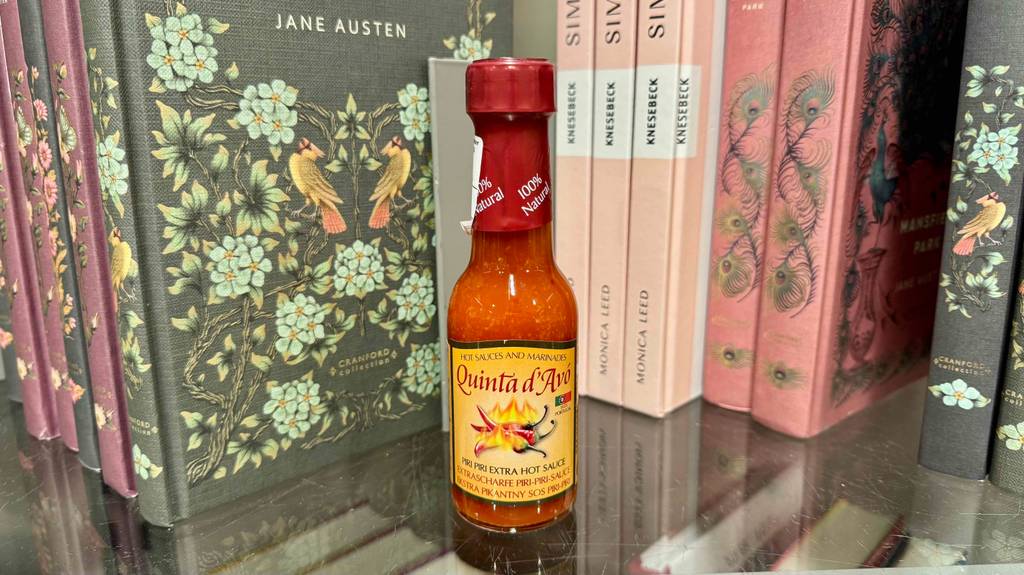 Test: scharfe Sauce steht vor Büchern.