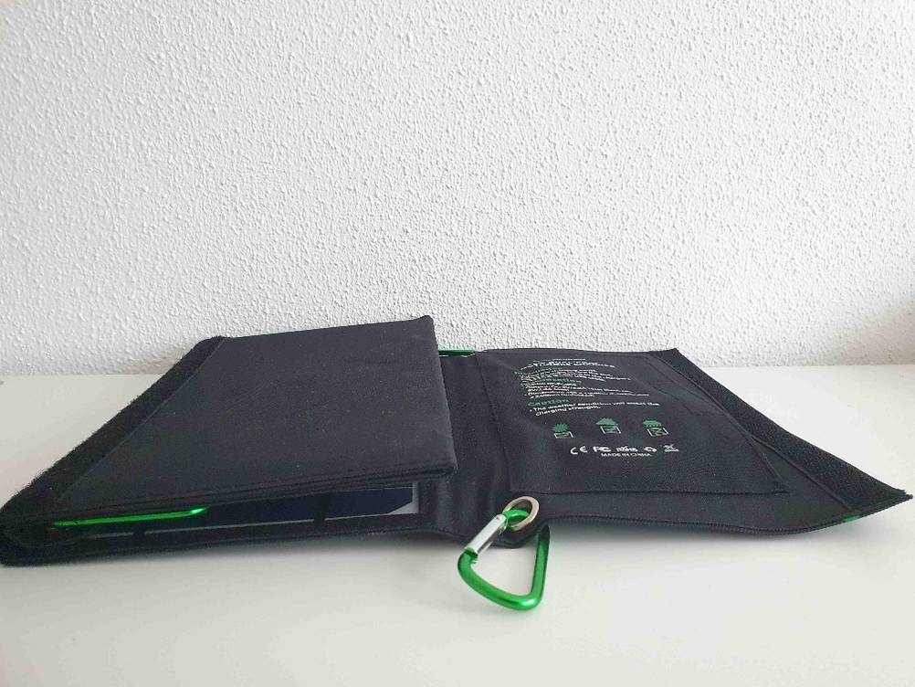 Mobile Solaranlage getestet – liegt auf dem Tisch halb zusammengeklappt.