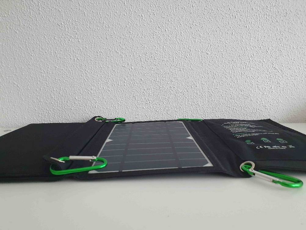 Getestet: liegende mobile-Solaranlage mit vier Karabinerhaken daran befestigt.