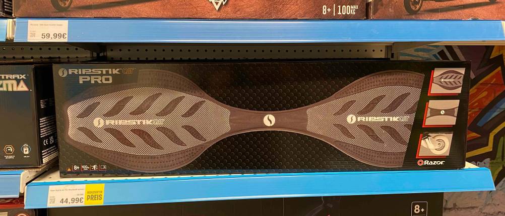 Waveboard-Test: Im Regal steht ein verpacktes Waveboard.