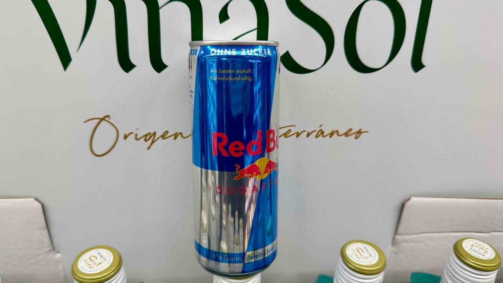 Test: Eine Dose Red-Bull-Energy-Drink steht vor einem Aufsteller.