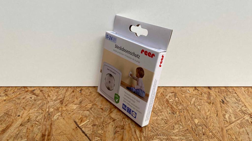 Steckdosensicherung-Test: Steckdosensicherung von Reer steht schräg gegen eine weiße Wand.