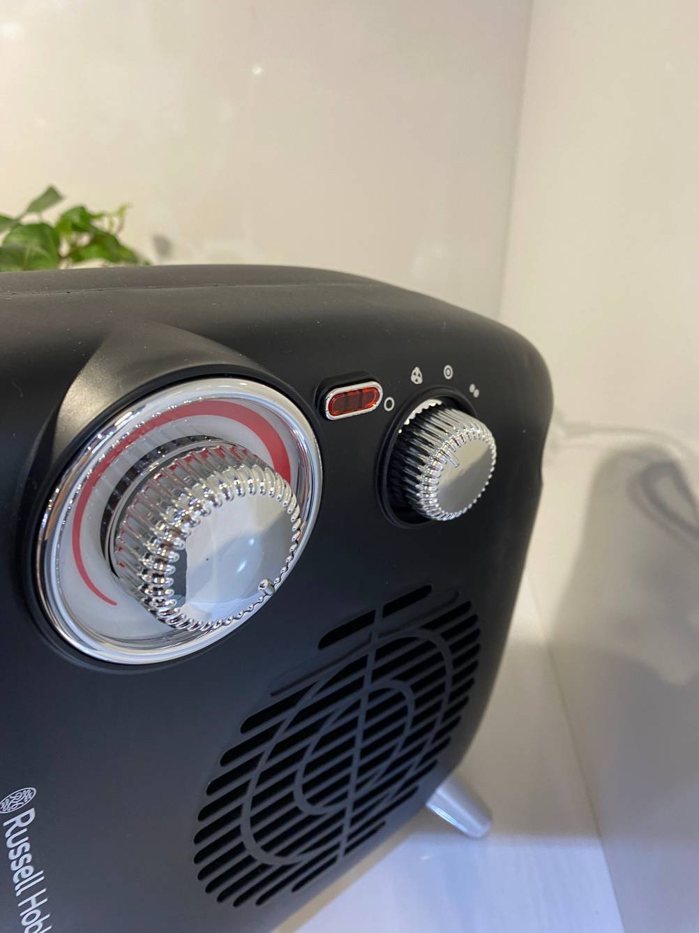 Elektroheizung getestet: Detailaufnahme der Bedienelemente an der Seite.