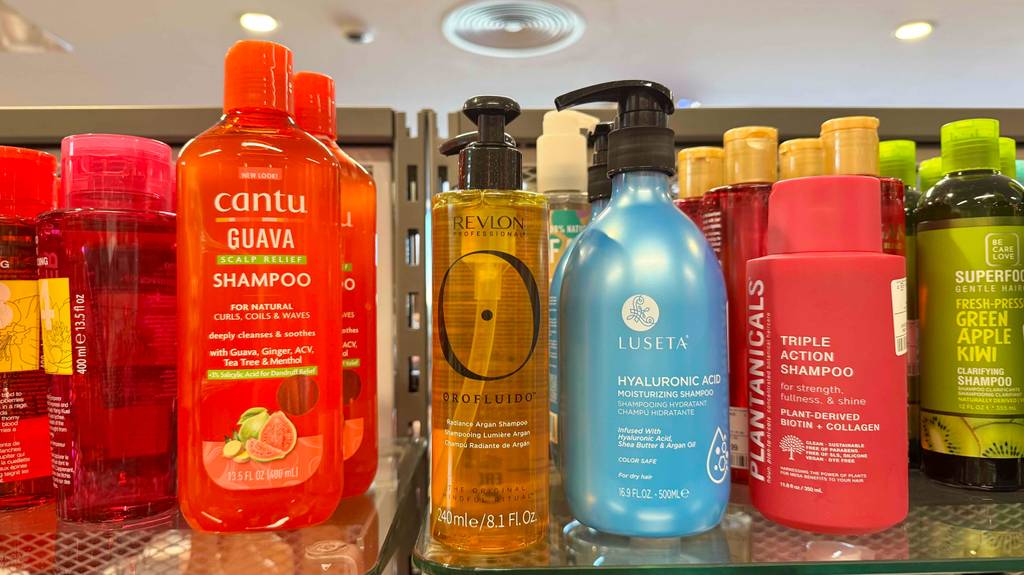 Test: Das Revlon-Shampoo steht neben anderen Pflegeprodukten.