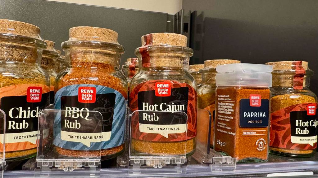 Mehrere Gläser des getesteten Cajun-Gewürz befinden sich in einem Regal.