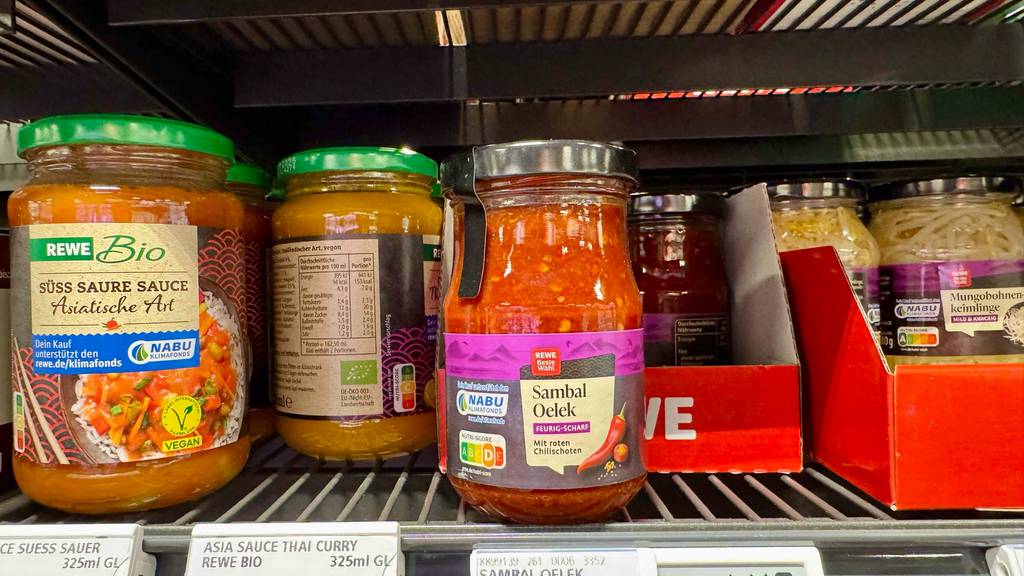 Getestes Sambal-Oelek steht in einem Regal neben anderen Lebensmitteln.