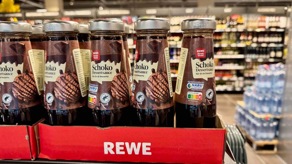 Test: Mehrere Flaschen Schokoladensauce stehen in einem Geschäft.