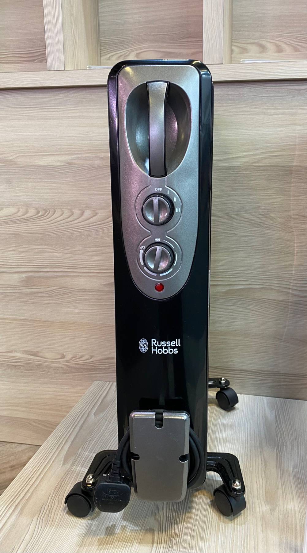 Der getestete Ölradiator von Vorne auf einer Holzoberfläche
