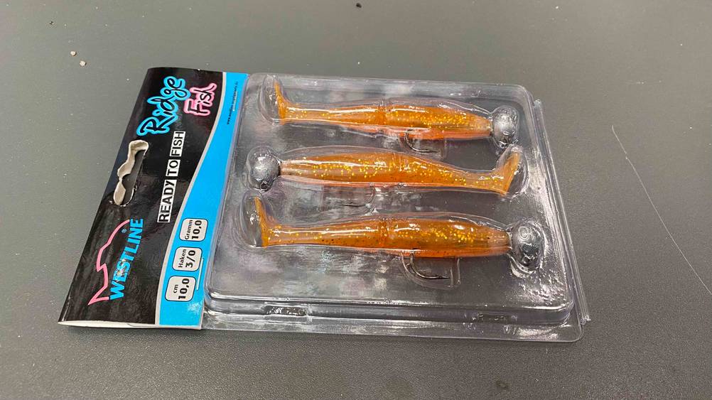 Gummifisch getestet: Eine Packung mit Gummifischen liegt horizontal auf einer grauen Fläche.