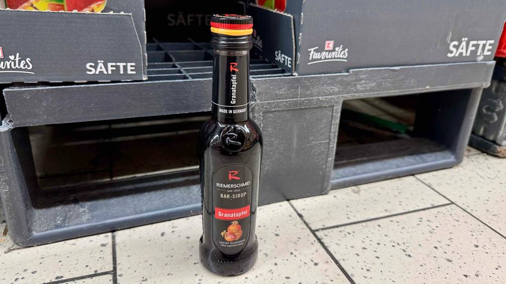 Test: Ein Granatapfelsirup steht auf einem Boden vor eine Palette.