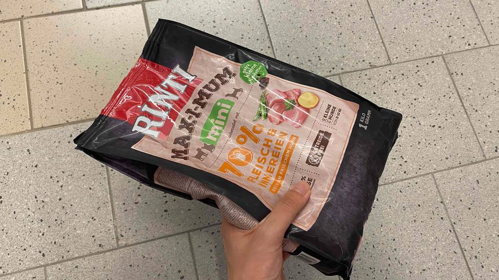 Rinti-Trockenfutter im Test: eine Packung Rinti-Trockenfutter mit 70 % Fleisch und Innereien in der Hand.