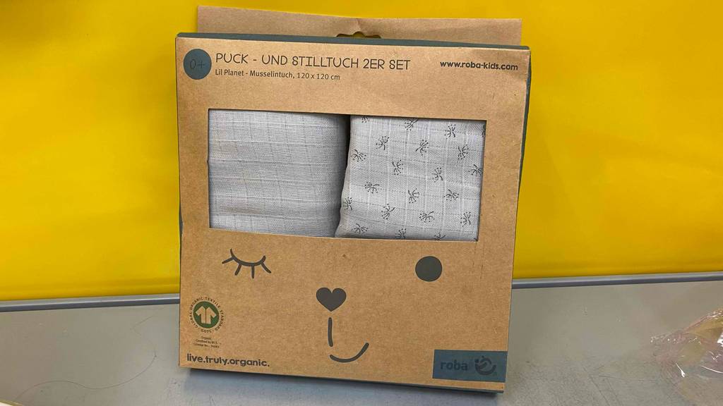 Im Test: Eine Packung mit Pucktüchern steht vor einer gelben Wand.