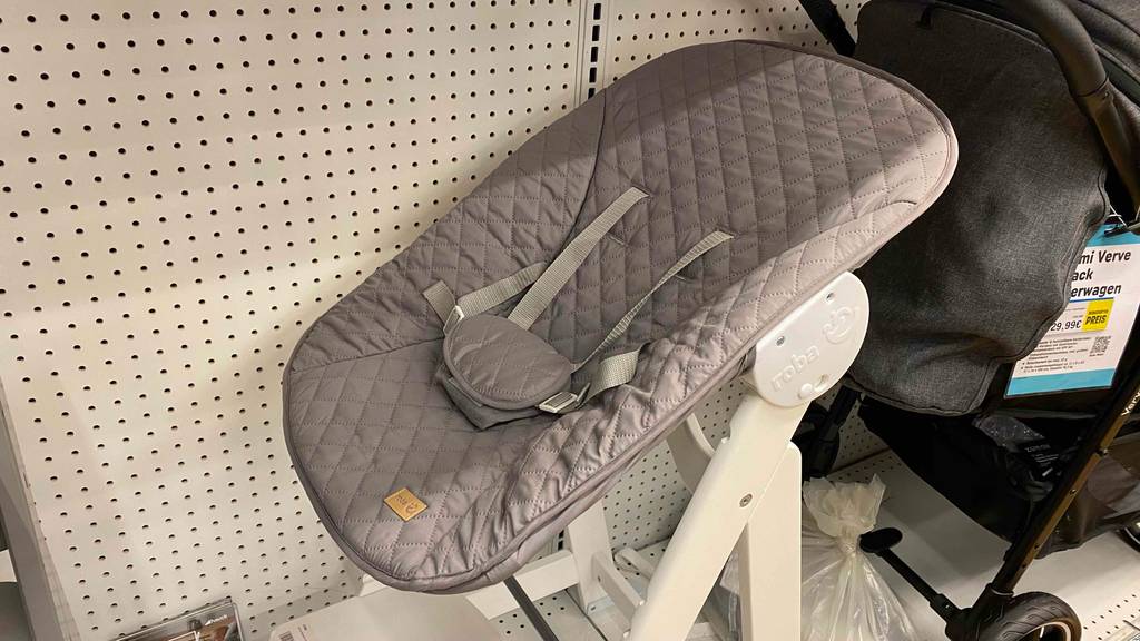 Im Test: In einem Regal steht ein Treppenhochstuhl neben anderen Produkten.