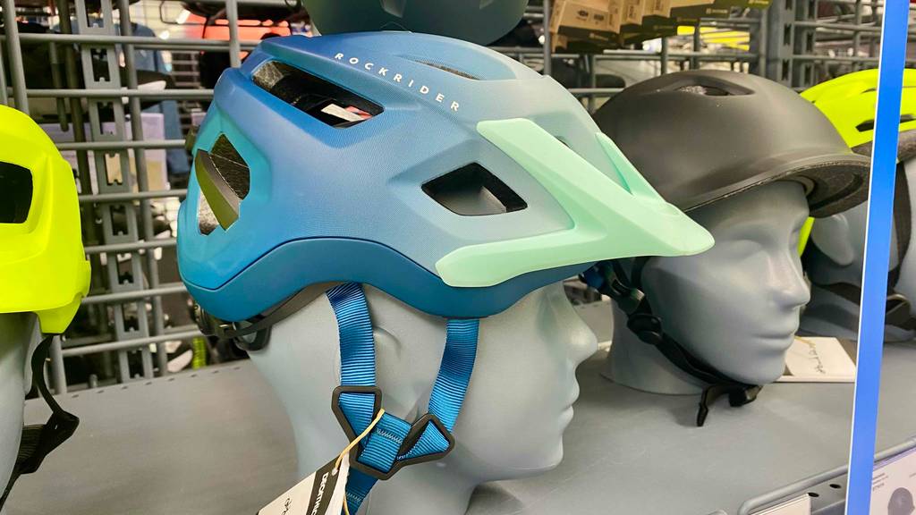 Getestet: Ein MTB-Helm auf einem Plastikkopf von der Seite in einem Regal.