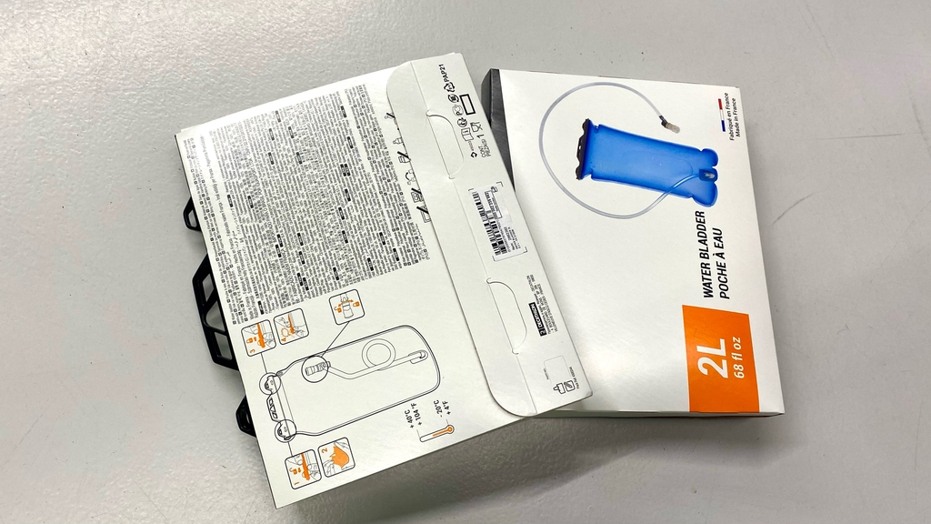 Im Test: Zwei verpackte Trinkblasen liegen leicht übereinander auf einer Oberfläche.