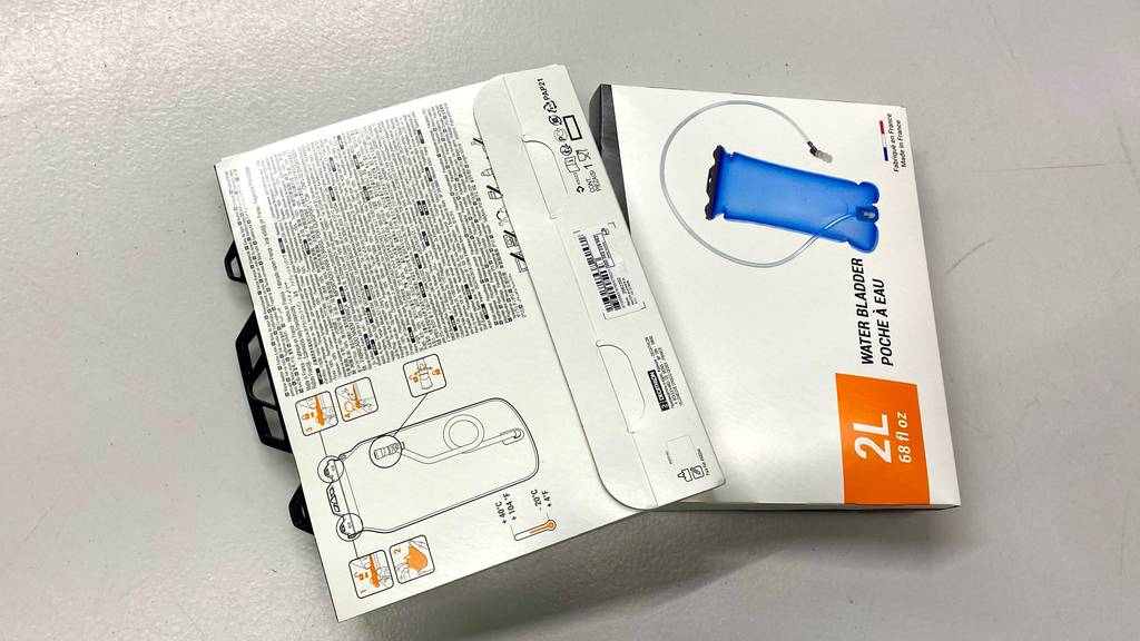 Im Test: Zwei verpackte Trinkblasen liegen leicht übereinander auf einer Oberläche.